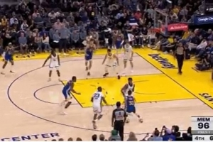 库里提前握拳庆祝！库明加顺下接球起飞 双手脆扣&网都没动！