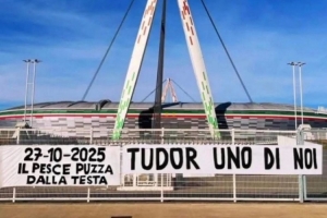 图多尔遭解雇！尤文部分球迷挂横幅抗议：图多尔是我们中的一员