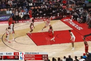 乌度卡忍不了！博伊尔斯挡拆下顺轻松战斧劈扣 火箭内线空无一人